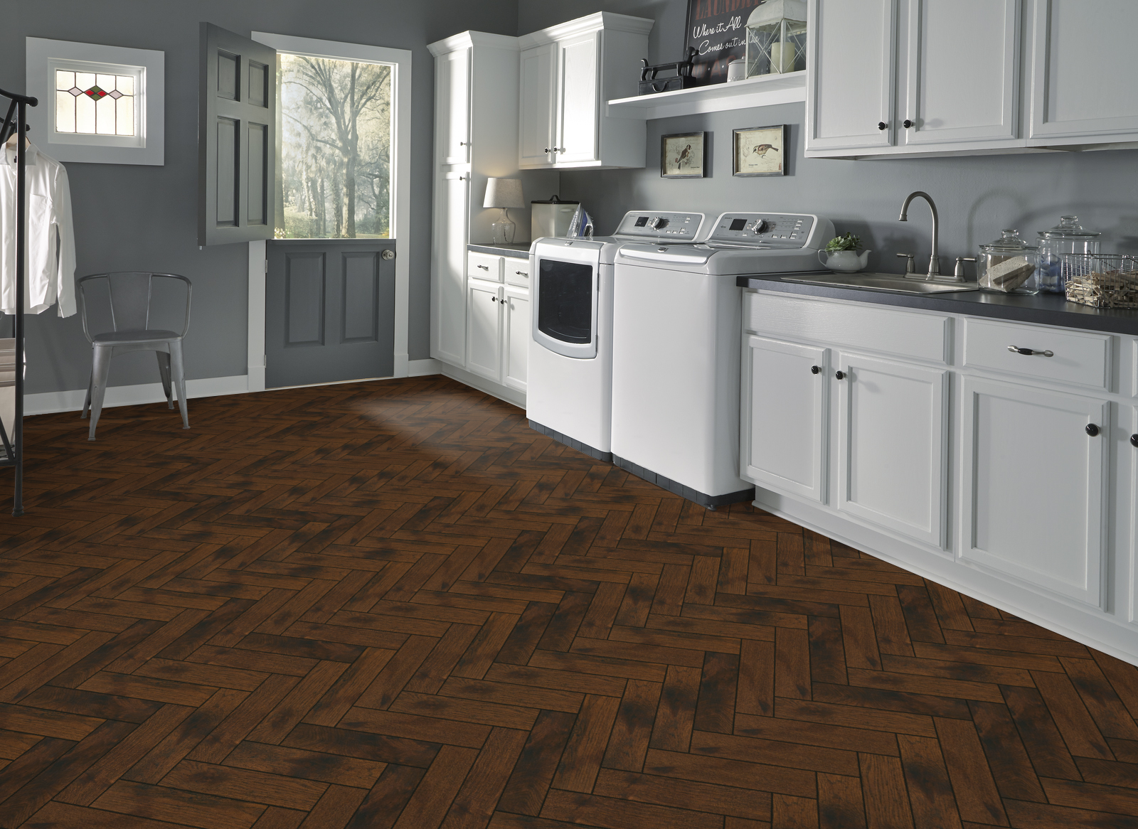 A digital icon showcasing the Golden Herringbone flooring, emphasizing its rich, golden-brown hues and luxurious finish.