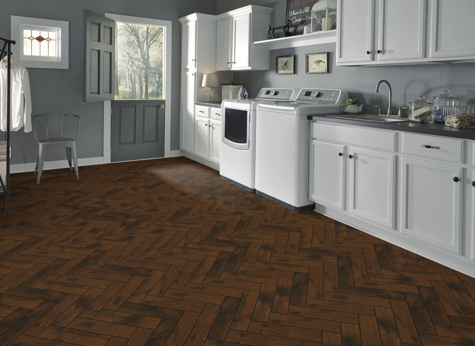 A stylized graphic symbolizing golden-toned herringbone flooring, possibly serving as a visual reference for selecting warm-toned wood options.