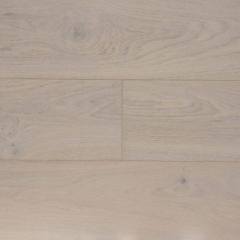 A top-down view of Universal Clic Aspen Oak laminate flooring swatch, displaying light grey-brown tones with a subtle weathered effect. The wood grain detailing provides a refined, natural look, perfect for modern and minimalist interiors.